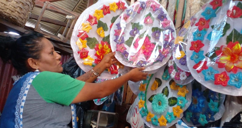 Comerciantes de Ocotal ofertan coronas para arreglar tumbas. Foto: Marvin Gadea/Radio ABC Stereo