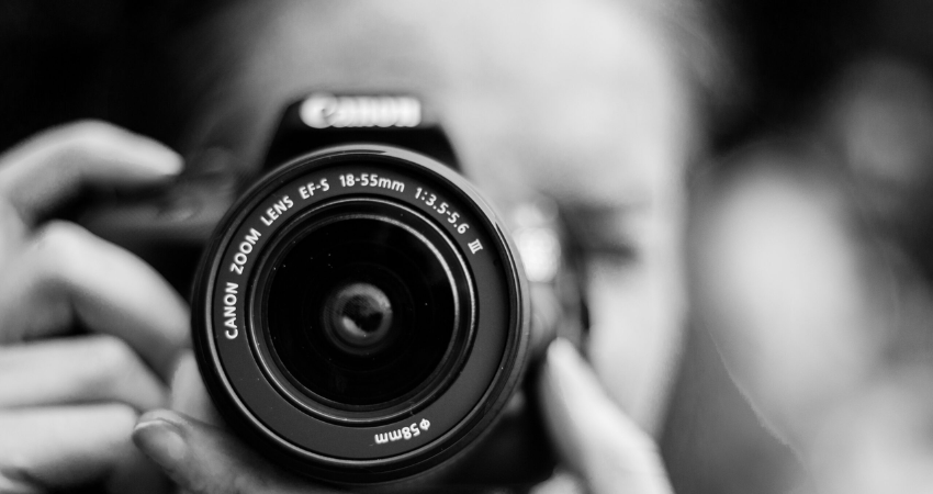 Pese al popular uso de la IA para crear imágenes, fotógrafos señalaron que, aunque abre posibilidades creativas, no puede sustituir la esencia humana que se captura con la cámara.