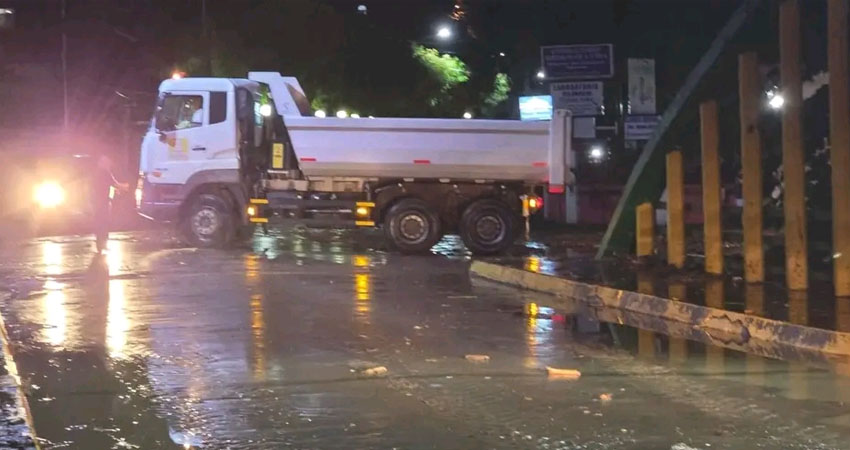 Dos horas de lluvia intensa provocaron el desborde del río, que obligó a nueve familias y varios comerciantes a evacuar.