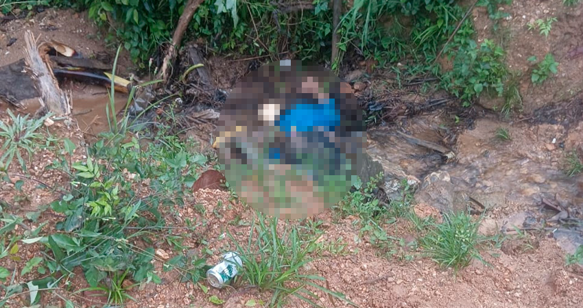 El adulto mayor caminaba por la orilla de una quebrada cuando repentinamente cayó, golpeándose fuertemente la cabeza.