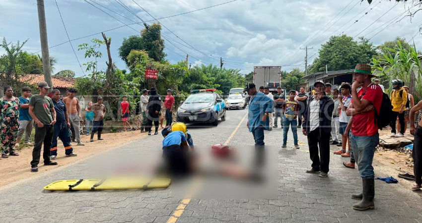 El adolescente no portaba el casco de seguridad cuando cayó sobre el adoquinado, sufriendo graves lesiones en la cabeza.