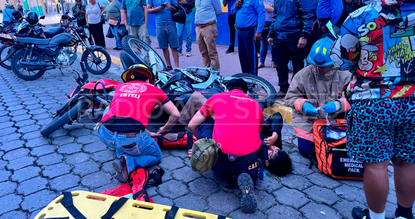 El joven sufrió una dislocación de rodilla y un trauma en el tórax tras impactar contra las motocicletas estacionadas.