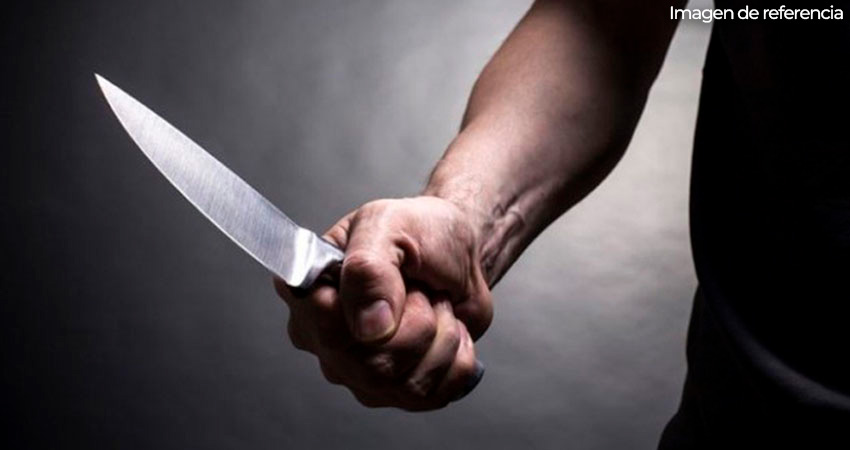 El hombre salió de un bar con dos heridas en el pecho y caminó por la zona pidiendo ayuda. La víctima aparentemente fue herida en un asalto.