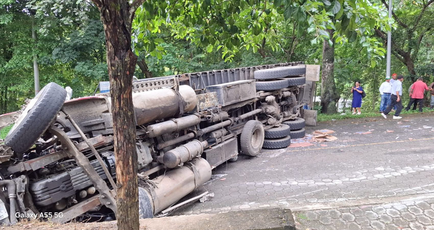 El vuelco provocó la obstrucción temporal de la vía. Foto: Cortesía/Quilalí al día