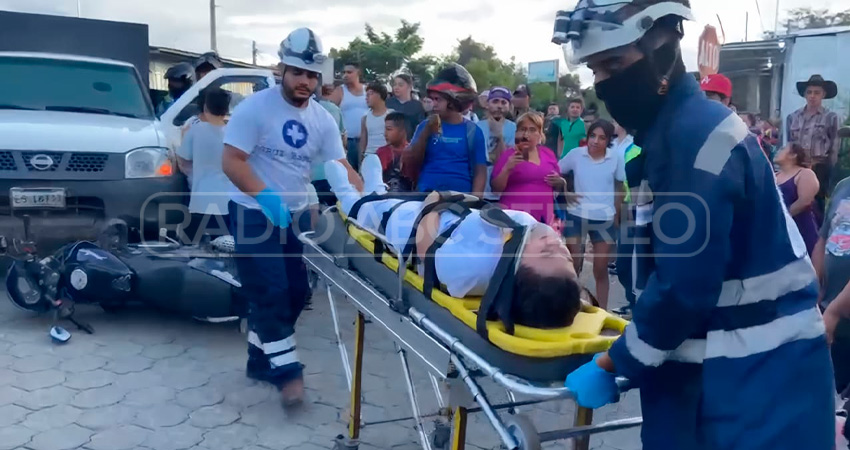 La joven sufrió un fuerte golpe en la espalda y fue trasladada por Cruz Blanca al hospital San Juan de Dios.