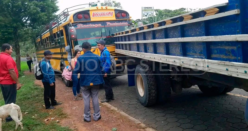 Pese al fuerte impacto, ni el conductor del bus ni sus pasajeros sufrieron lesiones.