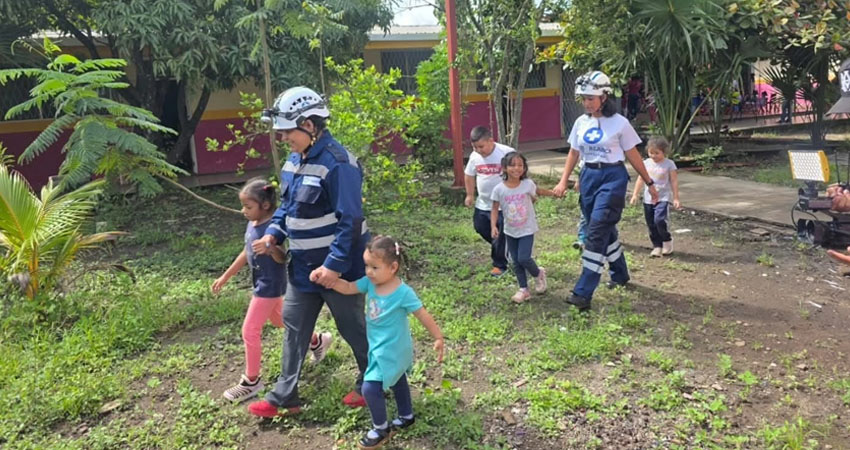 Socorristas de Cruz Blanca mostraron las unidades, herramientas y equipos a los niños, para que aprendan de las labores de atención y rescate que hacen a diario.