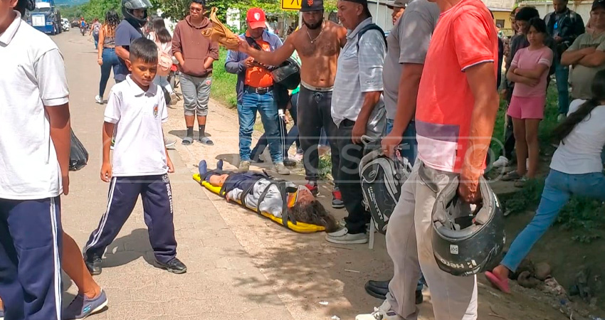 La menor salió catapultada producto del impacto, mientras que los ocupantes de la moto cayeron sobre el adoquinado. Los tres fueron remitidos al hospital San Juan de Dios por sus lesiones.