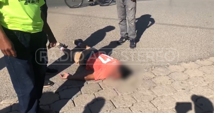 El joven iba en la tina del vehículo y, cuando el conductor giró bruscamente, cayó al suelo golpeándose fuertemente la cabeza.
