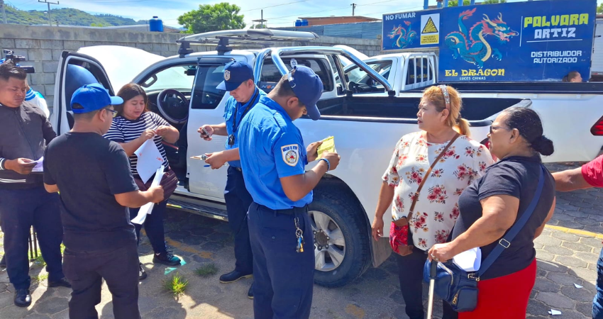 Ocho vehículos fueron inspeccionados. Foto: Cortesía/Radio ABC Stereo Ocho vehículos fueron inspeccionados. Foto: Cortesía/Radio ABC Stereo