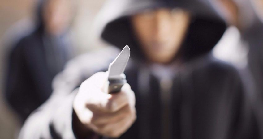 Las víctimas fueron interceptadas por sujetos desconocidos. Al resistirse al asalto, una de ellas fue herida en el pecho y otra apuñalada en la espalda y en un brazo.