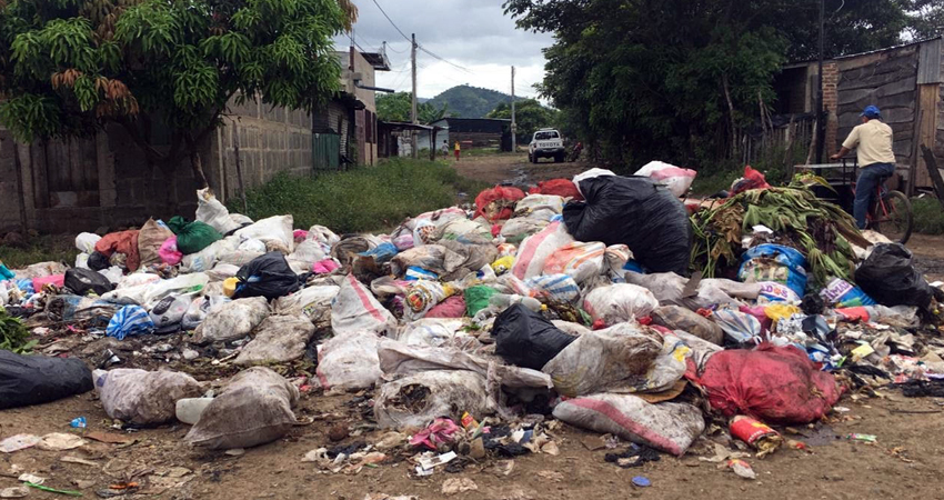 La basura ha empezado a descomponerse, provocando mal olor. Foto: Alba Nubia Lira/Radio ABC Stereo