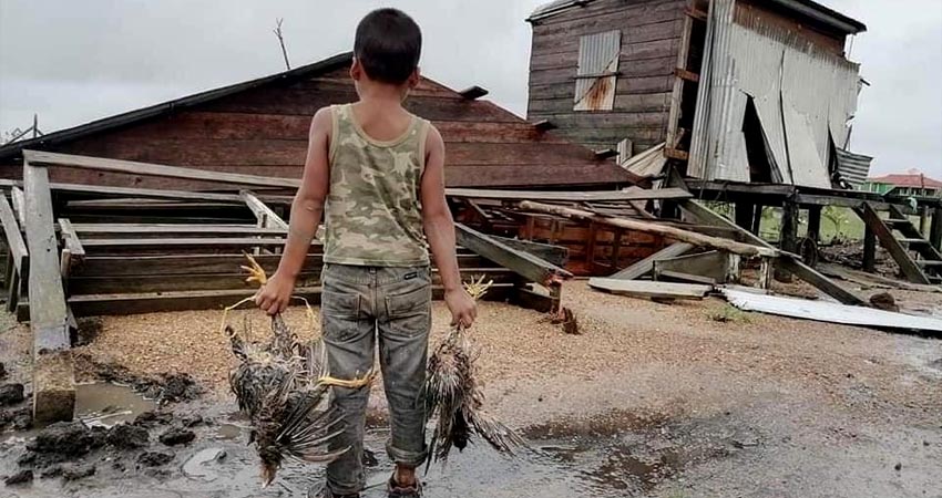 Un niño de bilwi frente a una vivienda destruida por Eta. Foto: Cortesía