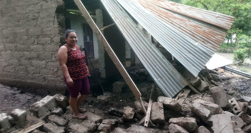 Doña Luisa Bellorin, de la comunidad Las Playitas, Quilalí, junto a su vivienda colapsada. Foto: Cortesía