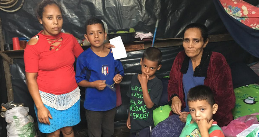 Ana Dilcia Roque Ruíz junto a sus hijos y su tía enferma. Foto: Alba Nubia Lira/Radio ABC Stereo