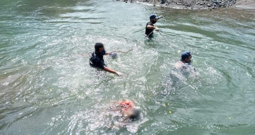 El cadáver de la víctima fue rescatado por bomberos. Foto: Cortesía/Radio ABC Stereo