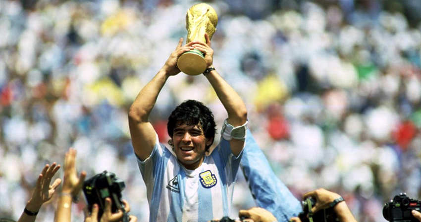 Maradona alzando la Copa del Mundo de México 1986