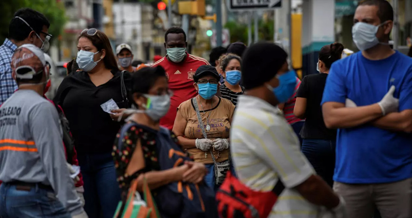 Al salir, los especialistas recomiendan mantener la distancia y uso de mascarillas. Foto de referencia.
