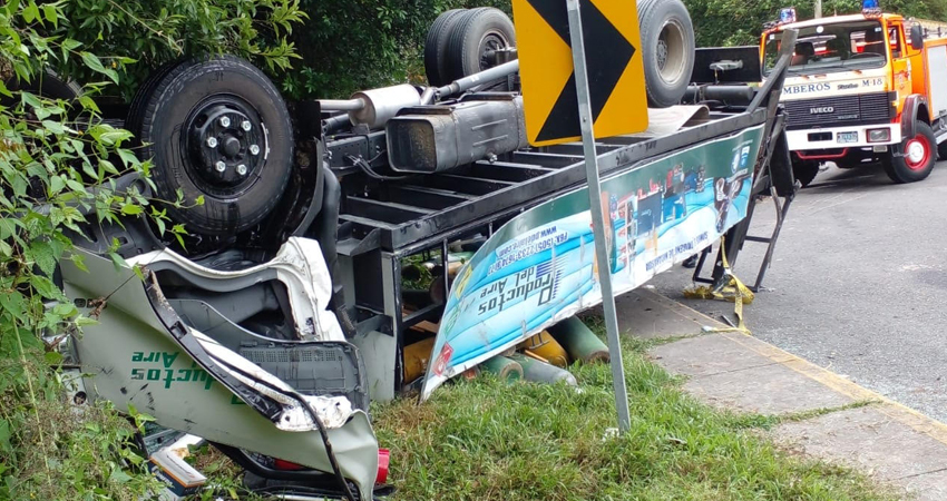 El conductor logró salir ileso del accidente. Foto: Cortesía/Radio ABC Stereo