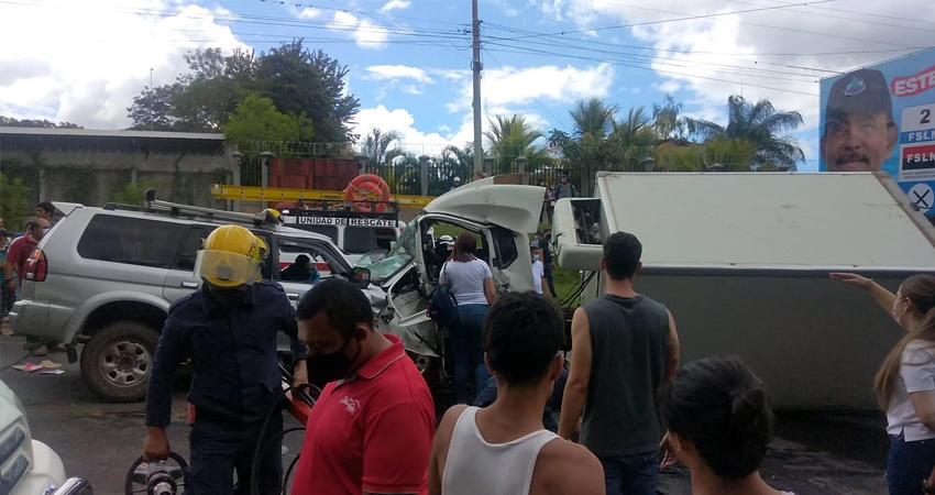 Los vehículos impactaron de frente. Foto: Juan Fco. Dávila/Radio ABC Stereo