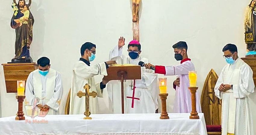 El padre Elías Bautista es el nuevo párroco del templo. Foto: Cortesía/Radio ABC Stereo