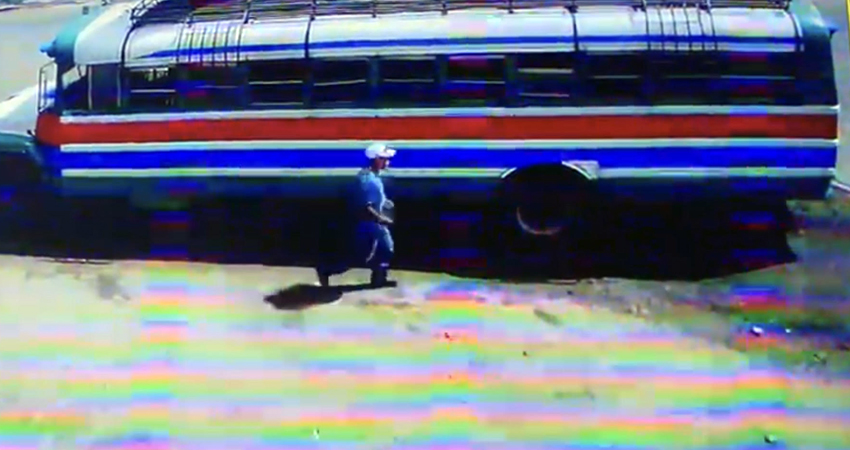 El sujeto andaba vestido con una camisa azul y gorra. Fue captado en cámaras de seguridad. Foto: Captura de pantalla/Radio ABC Stereo