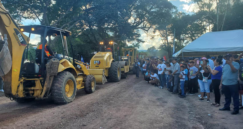Maquinaria pesada dispuesta para las obras de adoquinado. Foto: Cortesía / Radio ABC Stereo