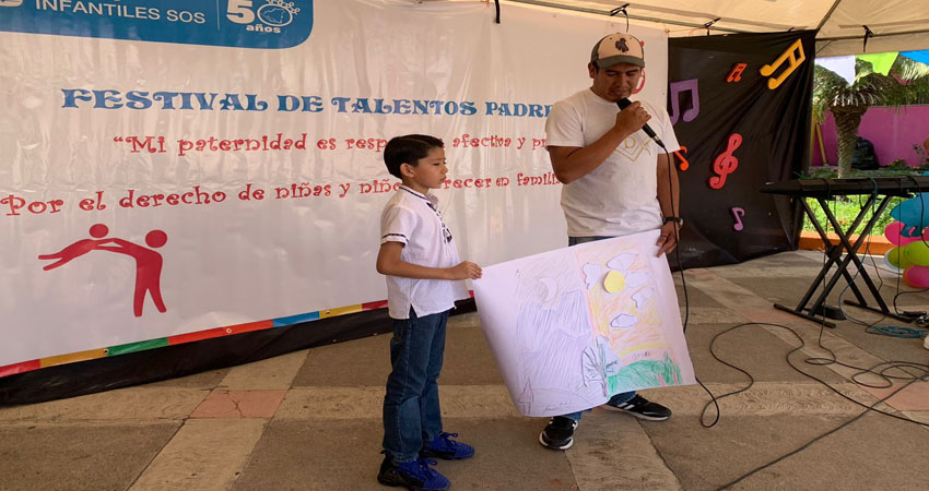 David Ulises y su hijo trabajan juntos en proyecto de dibujo. Foto: Cortesía/Radio ABC Stereo