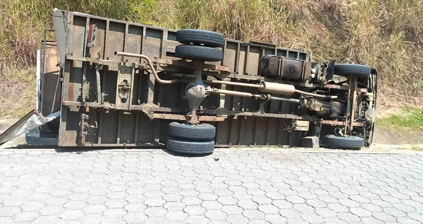 Camión volcado en Nueva Segovia.  Foto: Cortesía / Radio ABC Stereo