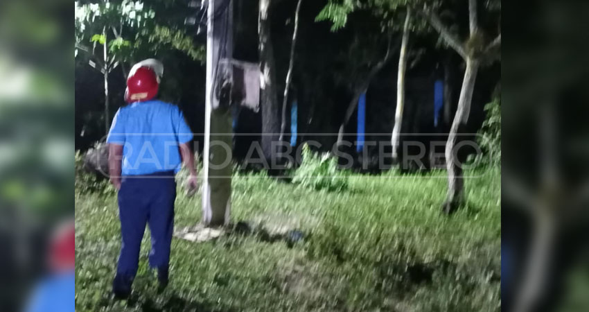 Autoridades se presentaron en la comunidad ante la emergencia.     Foto: Cortesía / Radio ABC Stereo