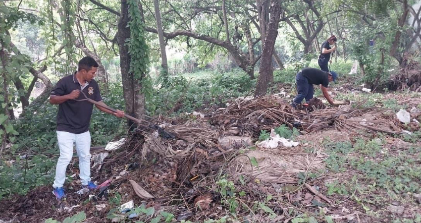 Funcionarios públicos limpian área donde es prohibido botar basura. Foto: Alcaldía de Yalagüina
