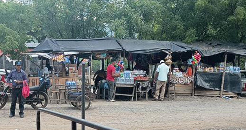 Puestos de comida ubicados en las cercanías del hospital de Ocotal. Foto: Cortesía/Radio ABC Stereo