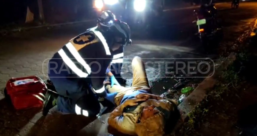 El motociclista acabó con una posible fractura en una pierna, mientras que el otro conductor huyó, dejando tirada su motocicleta.