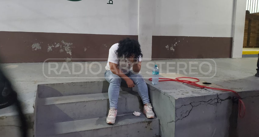Cámaras de seguridad registraron el momento en que el hombre agarra por el pelo a la mujer y la tira a la calle.