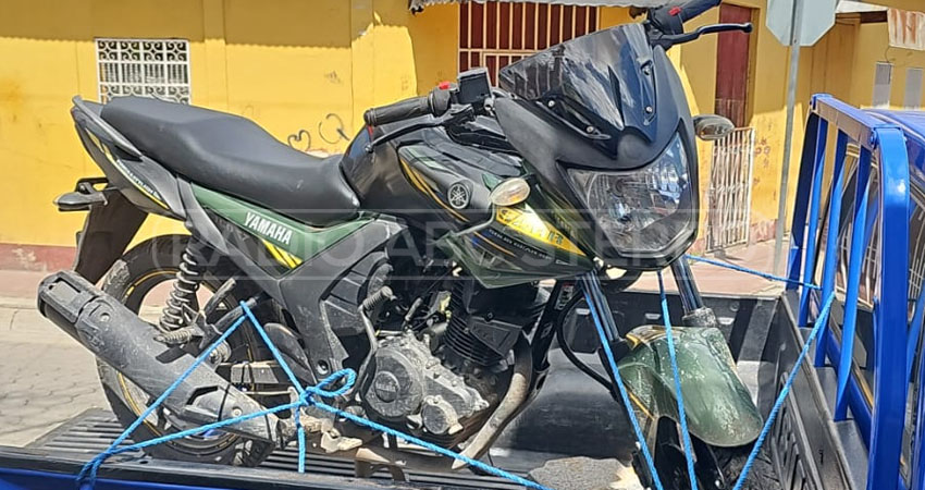 Una persona informó que un sujeto estaba haciendo piruetas en la moto que había sido robada. Tras esto, la policía logró recuperarla y entregarla a su dueña.