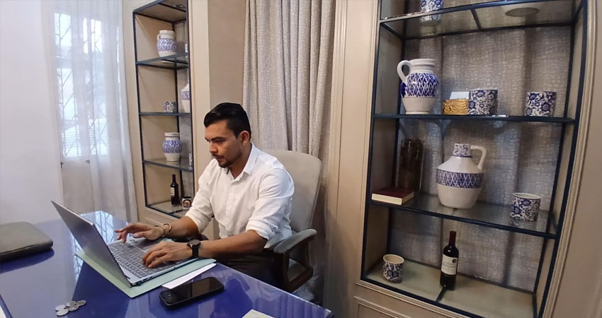 Víctor Lanzas es un ingeniero que decidió seguir su pasión por la decoración. Foto: Byron Altamirano/Radio ABC Stereo