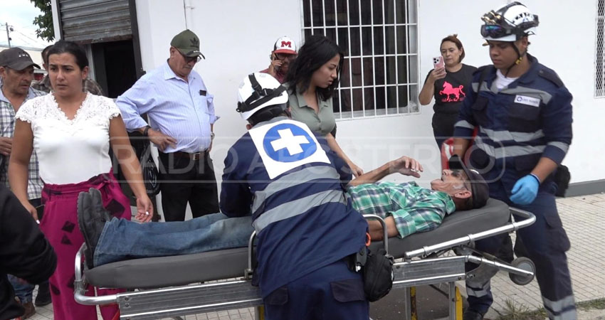 Paramédicos de Cruz Blanca estabilizaron al señor. Foto: José Enrique Ortega/Radio ABC Stereo