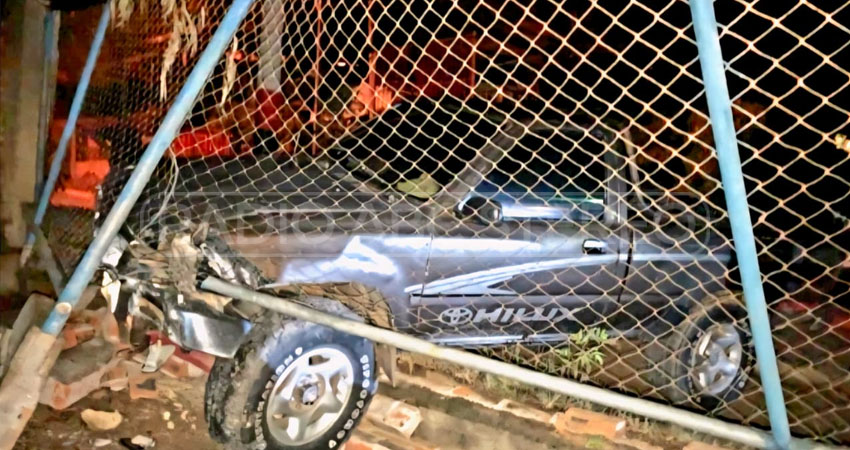 El conductor, en presunto estado de ebriedad, impactó contra el muro y dañó alrededor de 10 metros de malla.