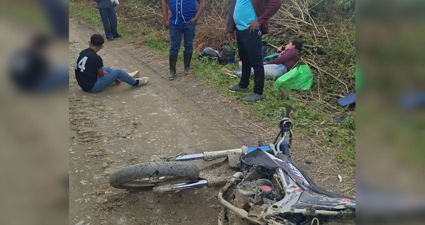 Un adolescente, una mujer y un niño, que se transportaban en una moto, resultaron con fracturas tras impactar contra otro motociclista.