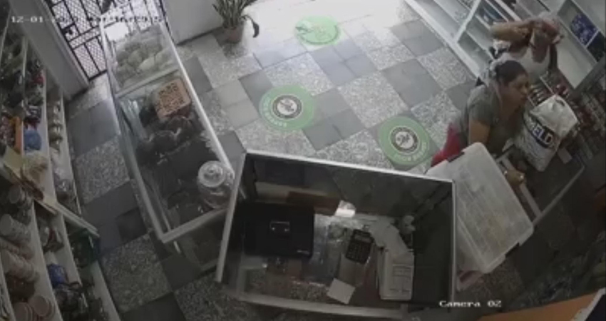 La pareja quedó captada en las cámaras de seguridad. Foto: Cortesía