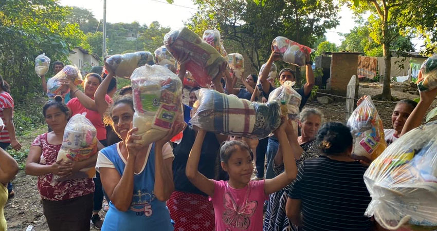 Parte de las familias beneficiadas. Foto: Cortesía