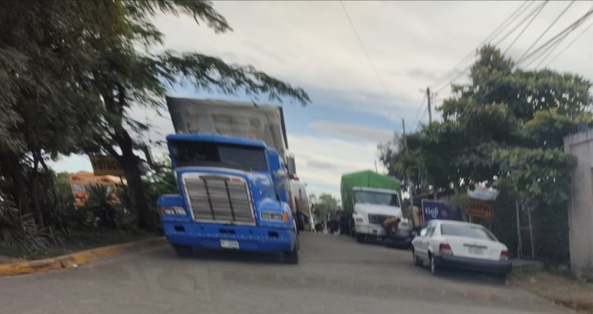 Calle ocupada frente al Complejo Policial Boris Vega. Foto: Cortesía