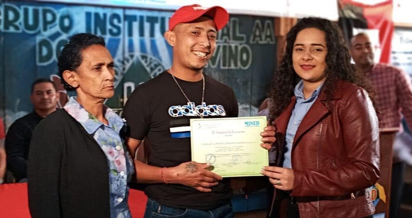 "Ojara" recibe su certificado. Foto: Cortesía