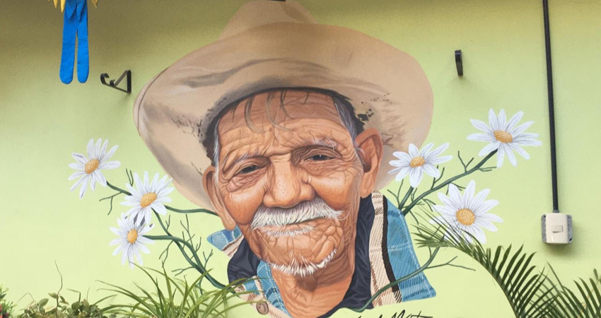 El nuevo mural está ubicado dentro de Click Food Park. Foto: Alba Nubia Lira/Radio ABC Stereo