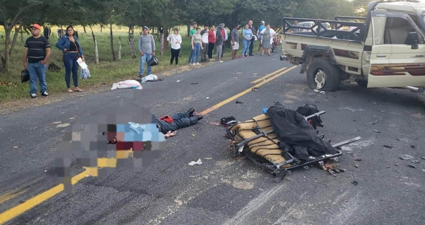 Bomberos de El Sauce atendieron la emergencia con personal del Minsa. Foto: Cortesía / Radio ABC Stereo