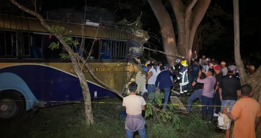 El autobús quedó totalmente destruido. Foto: Cortesía/María Auxiliadora Aragón Mtv Chontales