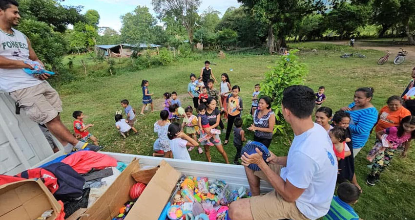 Voluntarios recorren comunidades para entregar juguetes a niños en situación de vulnerabilidad esta Navidad. Foto: Cortesía/Fundación Mi Corazón Es Tu Corazón