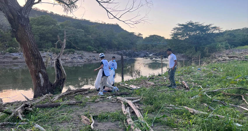 Familiares y amigos lamentan la tragedia ocurrida en la Poza El Recodo. Foto: Cortesía/Radio Jinotega 102.1