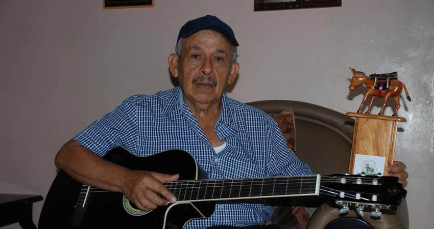 Ernesto Balladares cuenta con un repertorio de aproximadamente 60 temas musicales. Foto: Cortesía/Radio ABC Stereo