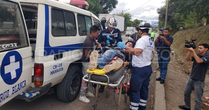 El joven salió catapultado hacia una cuneta, sufriendo una fractura en la pierna izquierda.